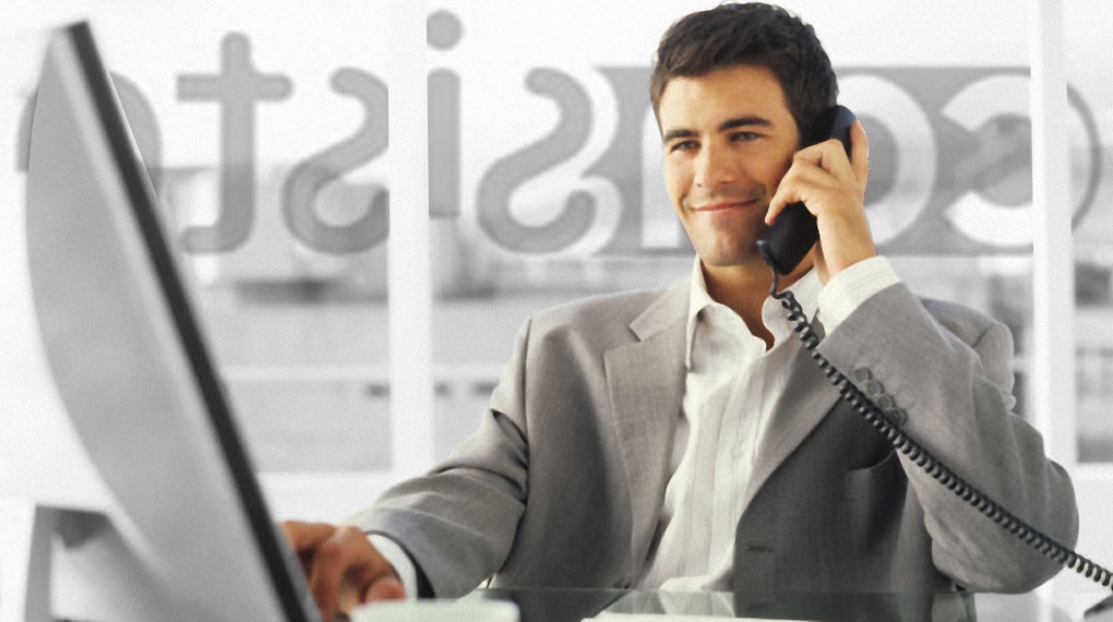 Un hombre al teléfono. Atención personalizada. Su ordenador en buenas manos